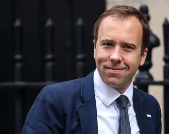 Βρετανία: Ο υπουργός Υγείας χαιρετίζει την υπεύθυνη συμπεριφορά των πολιτών μετά το άνοιγμα των μπαρ