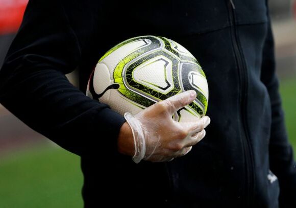 Βρετανία: Σχεδιάζει να κάνει παράνομα τα ομοφοβικά συνθήματα στα γήπεδα