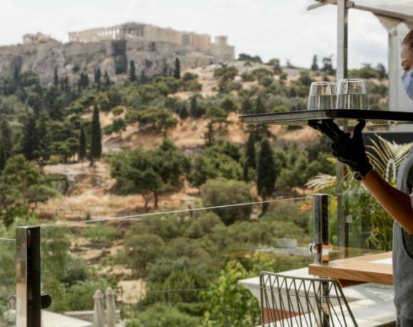 Βloomberg: Ο κίνδυνος του δεύτερου κύματος πανδημίας και τα διλήμματα