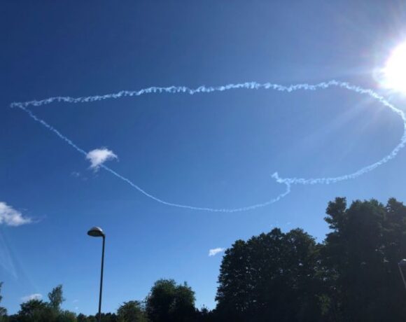 Γιατι ο ουρανός της Στοκχόλμης γέμισε με καρδίες