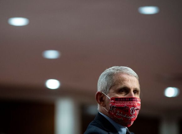 Δύσκολα τα πράγματα για τον Φάουτσι – Επιχείρηση απαξίωσης από τον Λευκό Οίκο