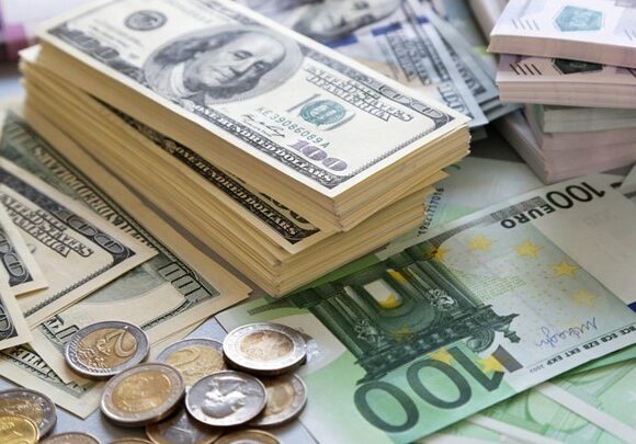 Επίδειξη κυριαρχίας στο δολάριο το ευρώ, παρέμεινε σε υψηλό 1,5 έτους