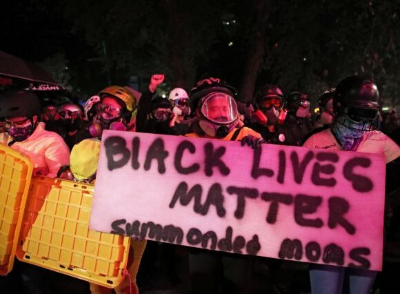 ΗΠΑ: Κοινωνικές συγκρούσεις στο Πόρτλαντ, πόλη με αριστερή ιστορία και ρατσιστικό παρελθόν