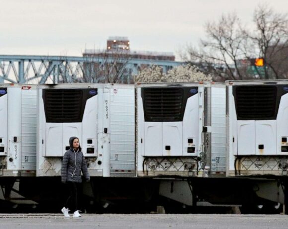 ΗΠΑ : Νέο ρεκόρ κρουσμάτων – Ζητούν ψυγεία για τους νεκρούς – Στον… κόσμο του ο Τραμπ