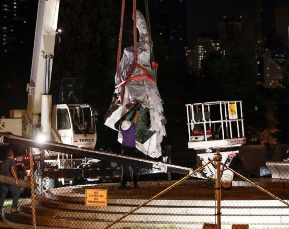 ΗΠΑ: Ο δήμος του Σικάγο αποκαθηλώνει νύχτα αγάλματα του Κολόμβου