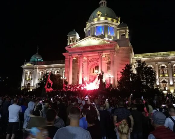 Κοροναϊός: Επεισόδια και εισβολή στη Βουλή της Σερβίας μετά την απόφαση για Lockdown