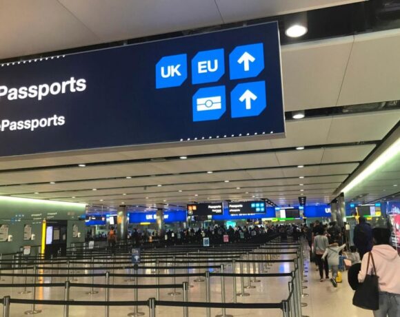 Κοροναϊός : Παύση της καραντίνας για όσους ταξιδεύουν από δεκάδες χώρες στη Βρετανία