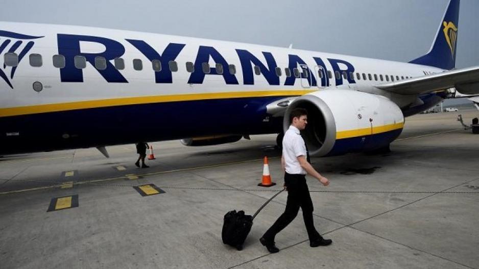 «Μαχαίρι» 20% στους μισθούς των πιλότων της Ryanair