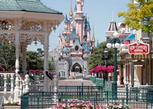 Με μάσκες και αποστάσεις ασφαλείας ανοίγει σήμερα η Disneyland στο Παρίσι