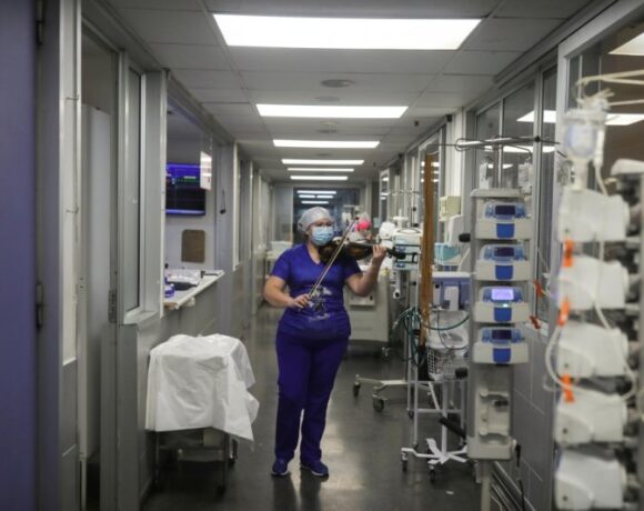 Νοσηλεύτρια παίζει βιολί στους ασθενείς κοροναϊού για να τους ανυψώσει το ηθικό