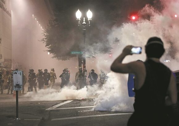 «Νόμος και τάξη» το τελευταίο χαρτί του Τραμπ ενόψει εκλογών