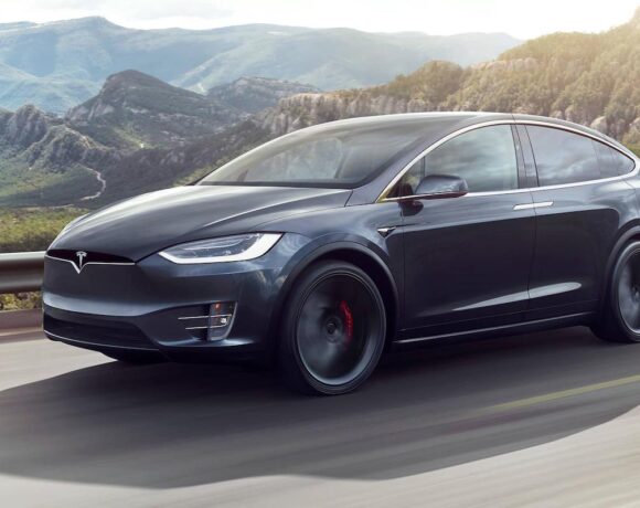 Ο Έλον Μασκ ρίχνει την τιμή στο Suv Model Y για να διατηρήσει τη δυναμική της Tesla