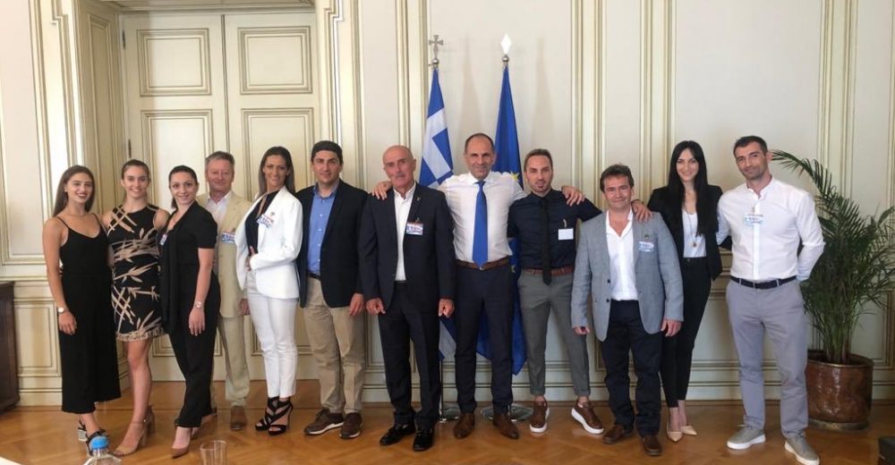 Ο Αυγενάκης βγάζει μπροστά τους αθλητές