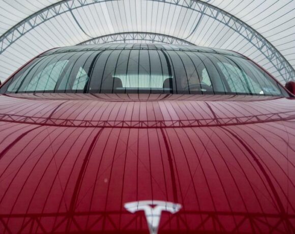 Οι αναλυτές αυξάνουν την τιμή στόχο της Tesla και η μετοχή εκτοξεύεται