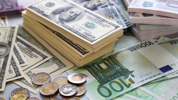 Παύση για ανάσες το ευρώ, υποχώρησε μετά από καιρό έναντι του δολαρίου
