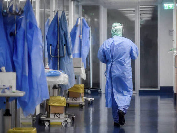 ΠΟΥ: Τραγικό ρεκόρ με σχεδόν 285.000 κρούσματα σε μία ημέρα και 9