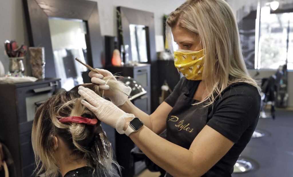 Πως η μάσκα προστατεύει από τον κοροναϊό : Το παράδειγμα ενός κομμωτηρίου