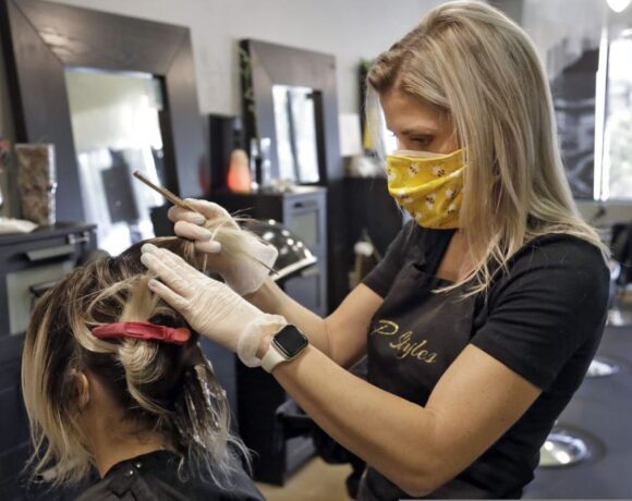 Πως η μάσκα προστατεύει από τον κοροναϊό : Το παράδειγμα ενός κομμωτηρίου