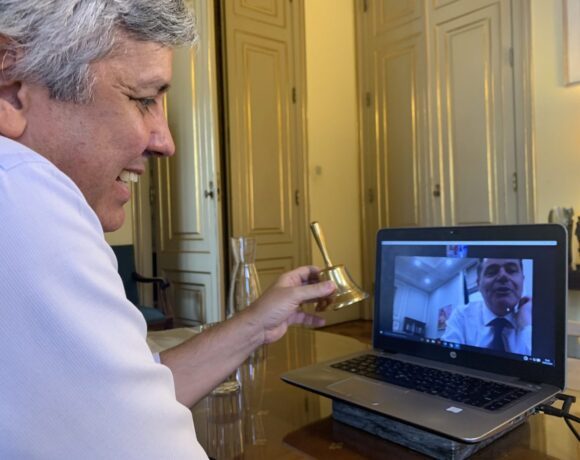 Σεντένο και Ντόναχιου τηλεμετέφεραν το καμπανάκι του Eurogroup