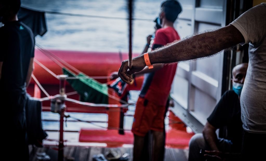 Στο πλοίο Moby Zazà για καραντίνα δυο εβδομάδων οι 180 πρόσφυγες του Ocean Viking