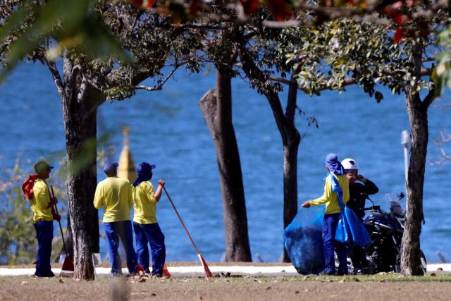 «Τερατωδία» Μπολσονάρο : Με κοροναϊό και χωρίς μάσκα συνομιλεί με εργαζόμενους