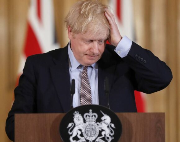 Τζόνσον: Η Βρετανία χρειάζεται αυστηρότερους κανόνες για τη χρήση της μάσκας
