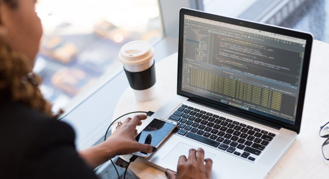 Τηλεργασία: Οι 10 ρυθμίσεις που φέρνει το νέο νομικό πλαίσιο για ωράριο και συμβάσεις