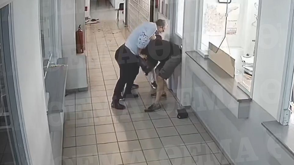 Το συγκλονιστικό βίντεο της επίθεσης με τσεκούρι στην εφορία της Κοζάνης