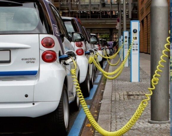 ΥΠΕΝ: Βελτιωμένα κίνητρα για την αγορά ηλεκτρικών οχημάτων – Κατατέθηκε το ν/σ