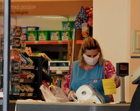Υποχρεωτική η χρήση μάσκας στα σούπερ μάρκετ για εργαζομένους και καταναλωτές