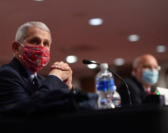 Φάουτσι : Οι ΗΠΑ μπορεί να φτάσουν τα 100