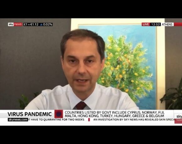 Χάρης Θεοχάρης στο Sky News: Ευπρόσδεκτοι οι Βρετανοί τουρίστες στην Ελλάδα