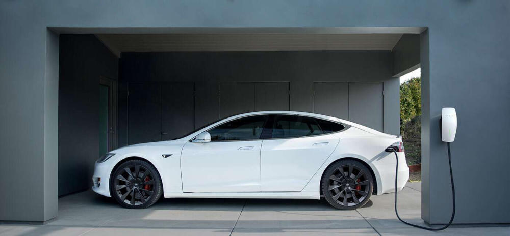 H Tesla έρχεται στην Ελλάδα και ανοίγει κατάστημα στην Αθήνα