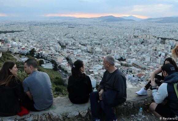 Handelsblatt: Οι Έλληνες εμπιστεύονται και πάλι το κράτος