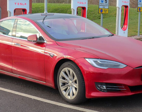Tesla: Κυκλοφορεί αναβαθμισμένα μοντέλα S και X με ταχυφόρτιση στα 250kw