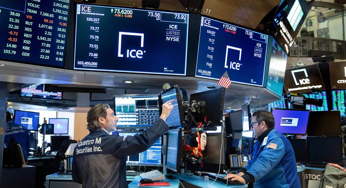 Wall Street: Ράλι με το βλέμμα στην Κίνα