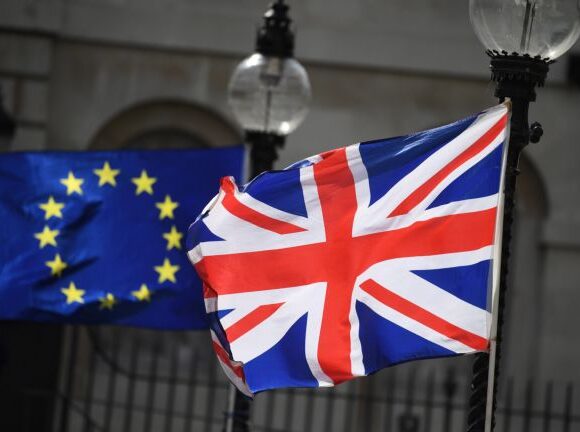 Brexit: Το Λονδίνο κατηγορεί τις Βρυξέλλες για «ανώφελα δύσκολες» διαπραγματεύσεις