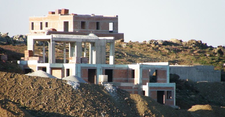 Αναστέλλεται η χορήγηση οικοδομικών αδειών σε Μύκονο και Σαντορίνη