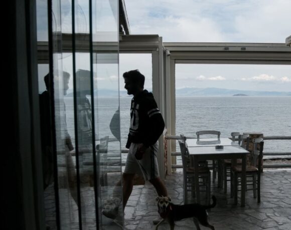 Αναστολή συμβάσεων: Στον «αέρα» 13ος και 14ος μισθός για χιλιάδες εργαζομένους