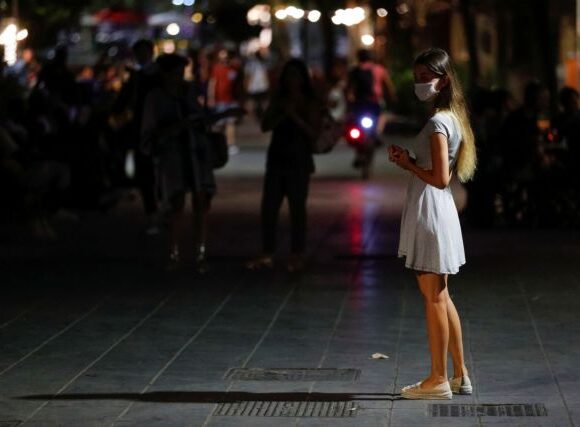 «Βασικοί μεταδότες του κοροναϊού οι νέοι» – Ανησυχία από τον ΠΟΥ για τους ασυμπτωματικούς φορείς