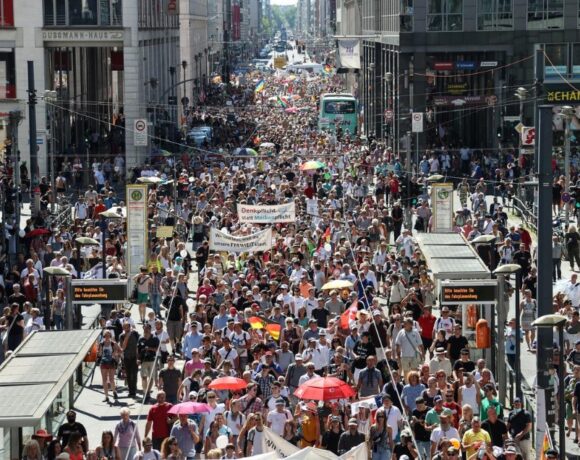 Βερολίνο : Διαδήλωση συνωμοσιολόγων που αντιδρούν στα μέτρα κατά του κοροναϊού