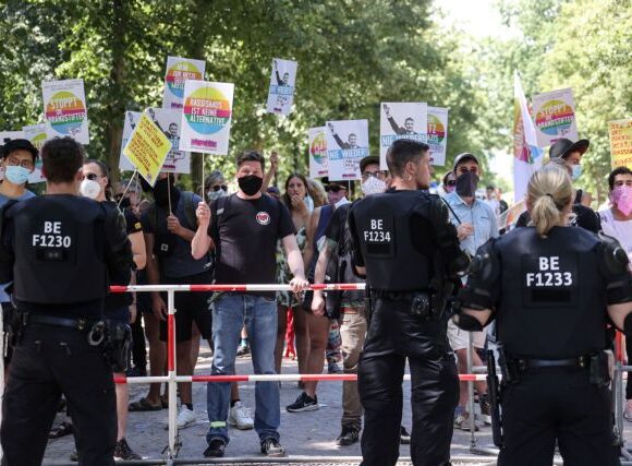 Βερολίνο: Μαζικές διαδηλώσεις κατά των μέτρων προστασίας από τον κοροναϊό