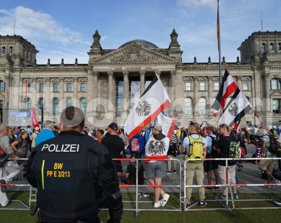 Η Γερμανία «κοχλάζει» – Εκπρόσωπος Μέρκελ: «Ντροπή» τα επεισόδια στα σκαλιά της γερμανικής Βουλής