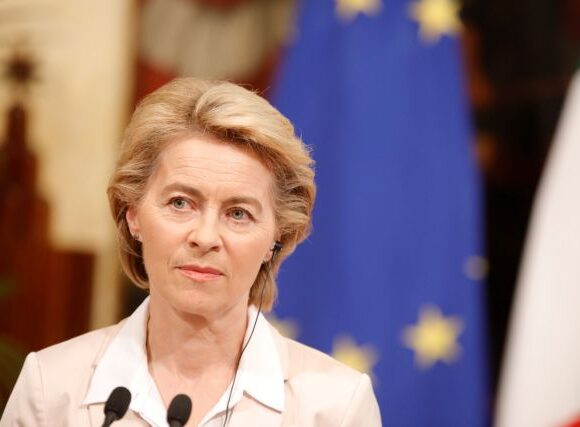 Η φον ντερ Λάιεν καλεί τους «27» να καταπολεμήσουν τις διακρίσεις σε βάρος των Ρομά