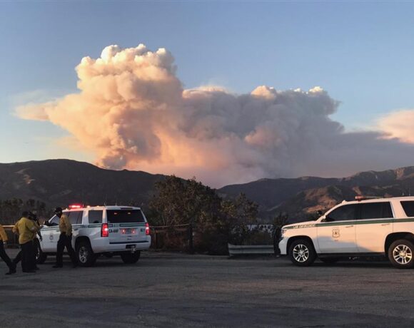 ΗΠΑ : Γιγαντιαία φωτιά στην Καλιφόρνια – Εκκενώνονται σπίτια