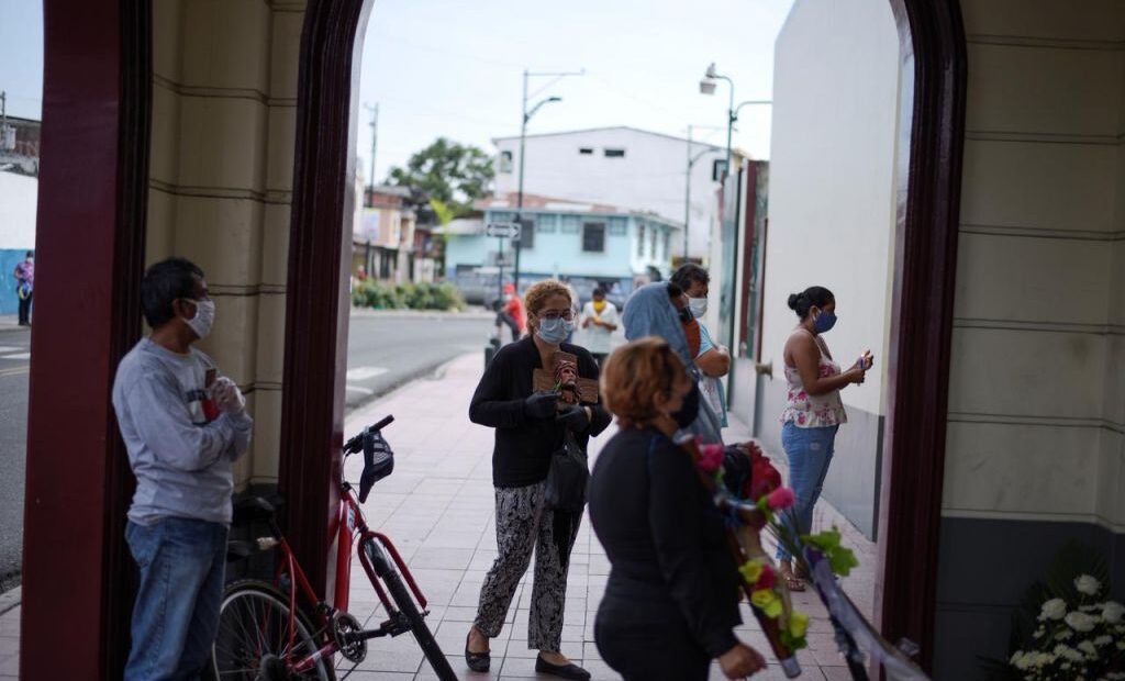 Ισημερινός : Πάνω από 100