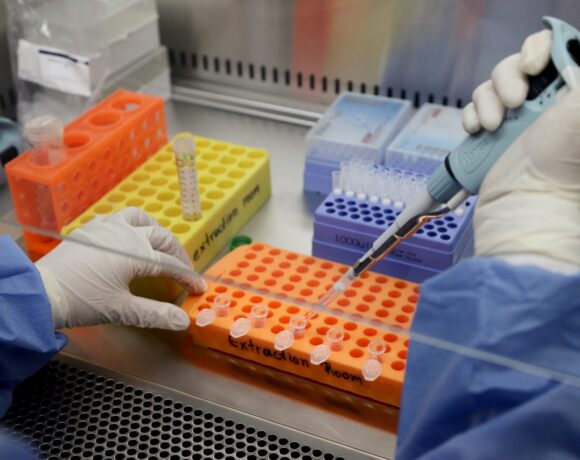 Κομισιόν: Η πρώτη συμφωνία αγοράς εμβολίου με την Astrazeneca