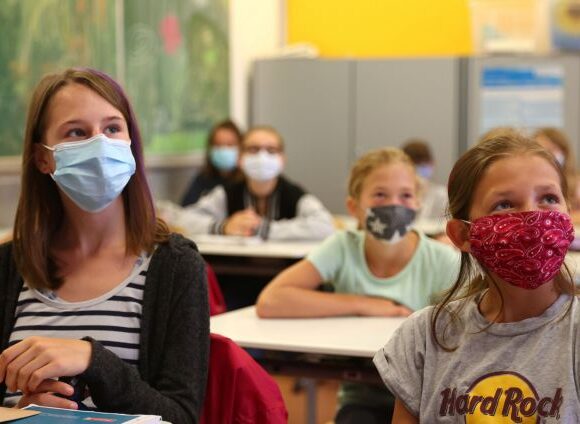 Κοροναϊός : Μάσκες, αποστάσεις, μικρότερα τμήματα – Πώς επιστρέφουν στα θρανία οι μαθητές στην Ευρώπη