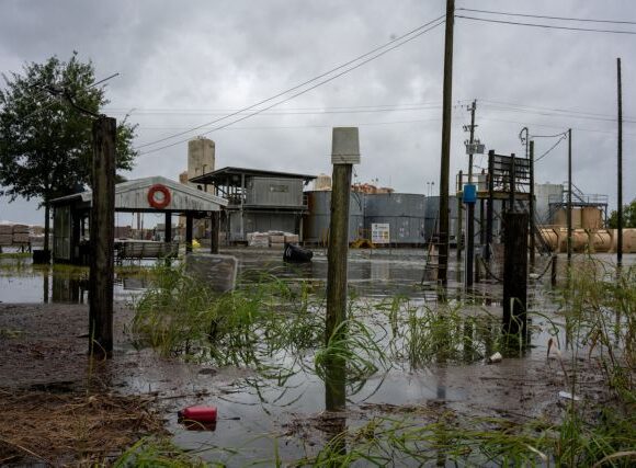 Κυκλώνας Λόρα : Τρόμος στη Λουιζιάνα – Πιθανώς καταδικασμένοι όσοι παρέμειναν στην περιοχή