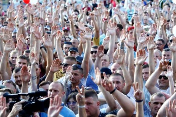 Λευκορωσία : Διατεθειμένος να παραδώσει την εξουσία δηλώνει ο Λουκασένκο – Οι διεθνείς αντιδράσεις